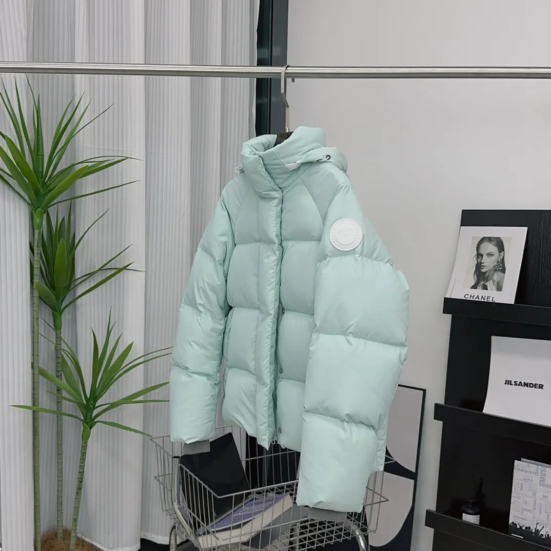 P760 [Melting Blue] Style number: Y109 𝘾𝘼𝙉𝘼𝘿𝘼 𝙂𝙊𝙊𝙎𝙀/Canada Goose 2602LB1 Capsule Series Macaron Parka Size: XS S M Down: National standard 80% white duck down, light weight and strong warmth retention. Fabric: Made of soft EnduraLuxe fabric imported from DuPont, CORDURA, USA, which enhances the durability of easy-to-wear parts, is lightweight and durable; the liner is made of 400T anti-velvet gallbladder, which is comfortable, soft and non-velvet.